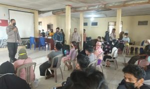 Sukseskan Vaksinasi Massal, Bhabinkamtibmas Polsek Barombong Pantau Prokes Warga
