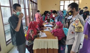 Bhabinkamtibmas Polsek Bajeng Gowa Laksanakan Pendampingan Vaksinasi