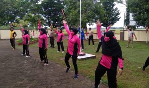 Pengurus Ranting Bhayangkari dan Personil Polsek Barombong Gowa Kompak Olahraga Senam Bersama