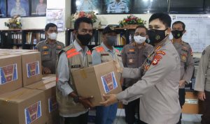 Kabid Humas Polda Sulsel Serahkan 500 Paket Sembako untuk Wartawan