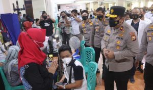 Wakapolda Sulsel Tinjau Vaksinasi Massal di Tempat Ibadah Wakapolda Sulsel Tinjau Vaksinasi Massal di Tempat Ibadah