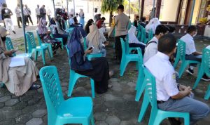 Beri Rasa Aman, Bhabinkamtibmas Pabentengang Lakukan Monitoring dan Pengamanan Kegiatan Vaksinasi Massal