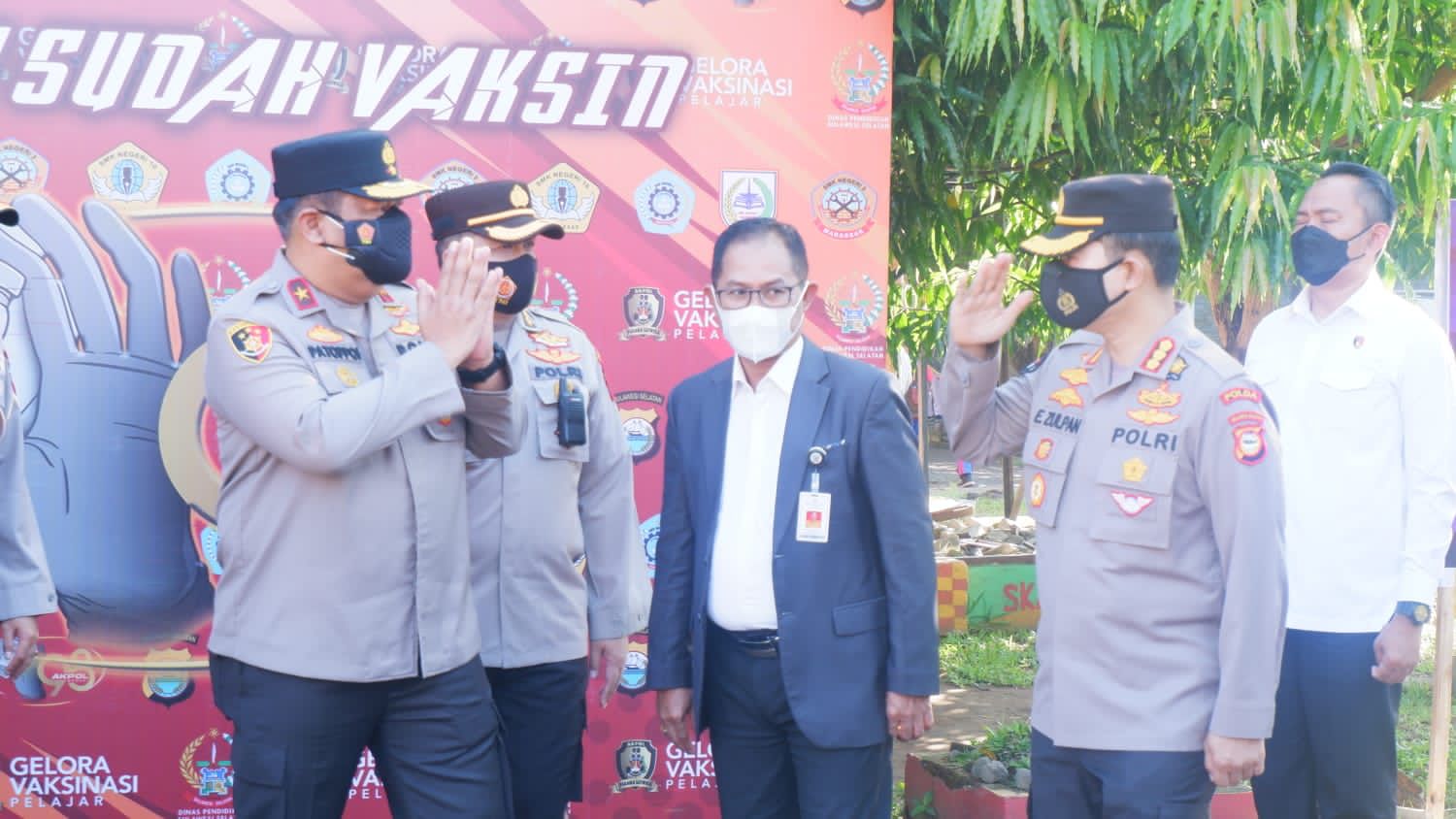 Wakapolda Sulsel Tinjau Gelora Vaksinasi Pelajar SMKN 02 Makassar yang Digelar Akpol 1998