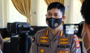 Kabidhumas Polda Sulsel: Operasi Patuh 2021, Personil Polda Sulsel Bagi Sembako, Beri Edukasi Prokes Dan Aturan Berlalu Lintas