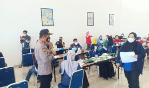 Personil Polsek Pallangga Laksanakan Pengamanan Vaksinasi Massal di Panciro