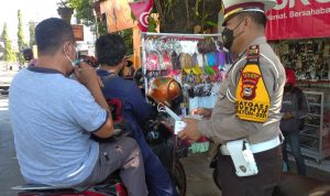 Operasi Patuh 2021, Satuan Lalu Lintas Polres Gowa Bagikan Masker Ke Pengendara