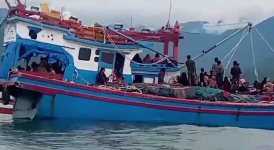 Bantuan Diberikan kepada Imigran Rohingya Terombang-Ambing di Perairan Aceh Selatan