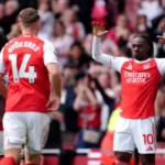 Dua gol Noni Madueke dan satu gol Gabriel Martinelli memastikan Arsenal memuncaki klasemen dengan 18 poin.