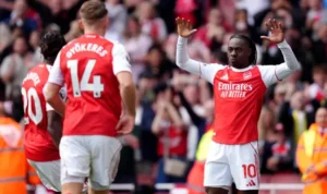 Dua gol Noni Madueke dan satu gol Gabriel Martinelli memastikan Arsenal memuncaki klasemen dengan 18 poin.